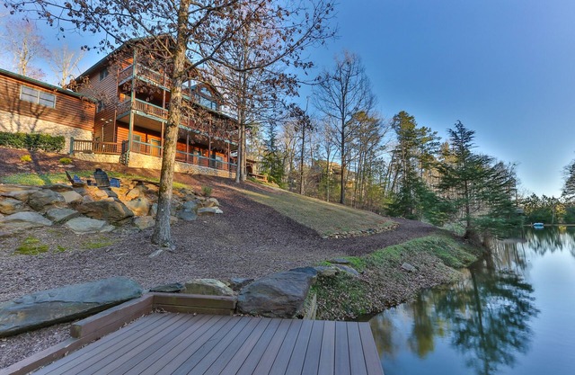 Luxury Lakeside Lodge ✨ - Hot Tub, Game Room, Sleeps 13