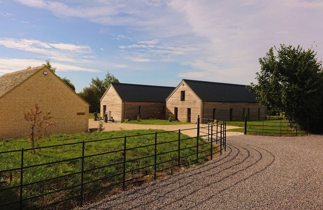 Luxury Lodge @ Ewen Barn - private 5* retreat