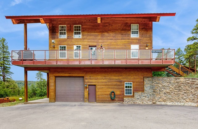 Luxury log cabin with wraparound deck and gorgeous views/Dog-Friendly
