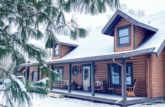 Luxury Log Retreat with Hot Tub, Near Homestead & Winery