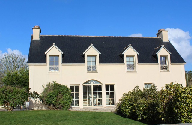 Luxury Mansion direct by the sea - gigantic waterfront garden