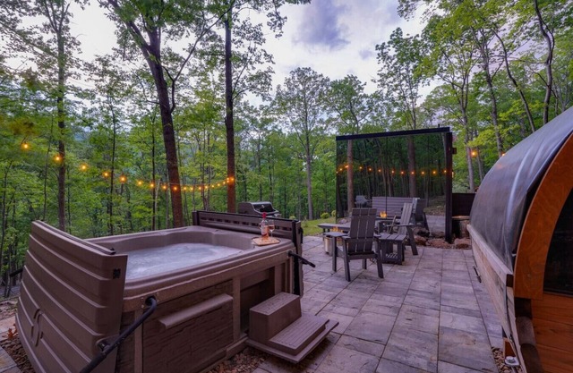Luxury Mirror Cabin Hot Tub Sauna Mtn. Views