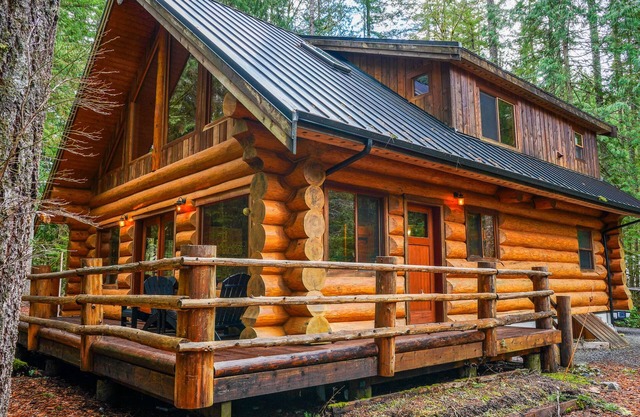 Luxury Mt Baker Log Home with Fireplace, Outdoor area, & Chefs Kitchen.