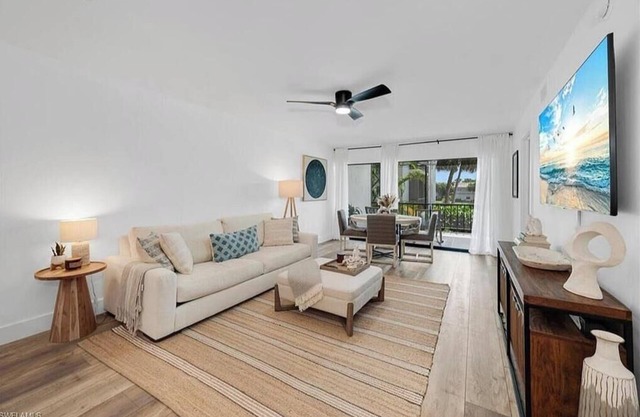 Luxury newly renovated, 2 bed/2bath condo in heart of Moorings, Naples-FL