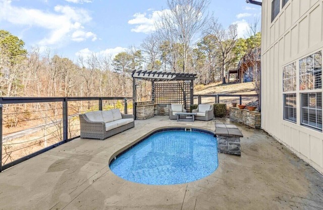 Luxury Oasis: Beaver Lake Retreat for 12 Guests