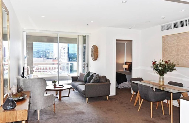Luxury Overlooking Hindmarsh Sq with Pool & Gym