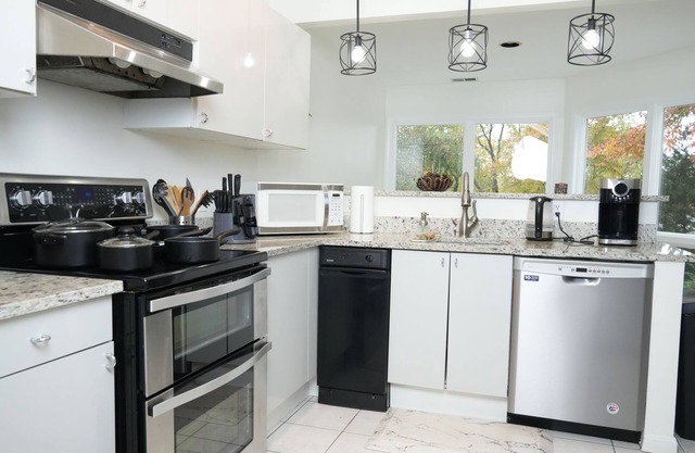 Luxury Peacock Nest 15 Min to DC and OldTown