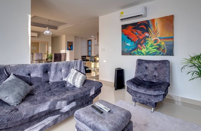 Luxury Penthouse 6 BD 4 BTH w/Rooftop Pool + Fiber Internet, Guest Friendly