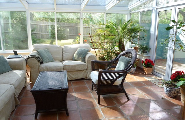 Luxury private retreat: pool, tennis court, mahogany decking & close to all