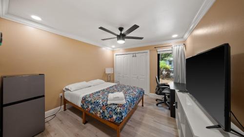 Luxury Queen Room, Walk to UM, Free Car Service!