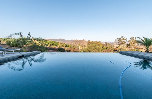 Luxury Retreat w/Views: Putting Green/Game Room/Infinity Pool & More!
