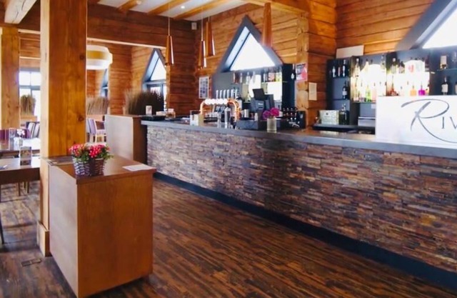 Luxury River Front Lodge on the Banks of the River Avon Stratford-upon-Avon