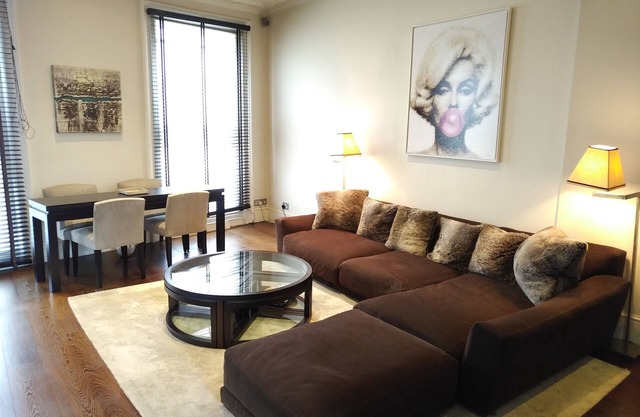 Luxury semi detached house in Knightsbridge with 3bds and A/C close to Harrods
