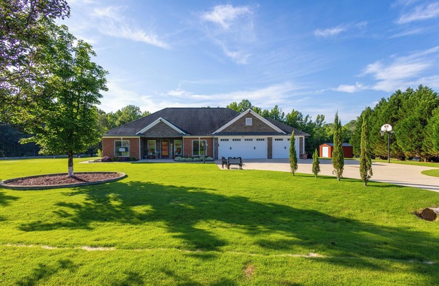 Luxury Serene Getaway w/Sparkling Pool near Ft. Moore & Callaway Gardens