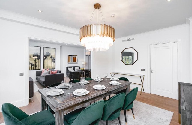 ' Luxury & Spacious AirConditioned 4 Bed 4 Bath Apartment '