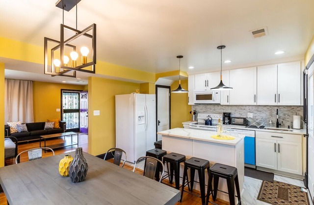 Luxury spacious charming DC row house + free parking