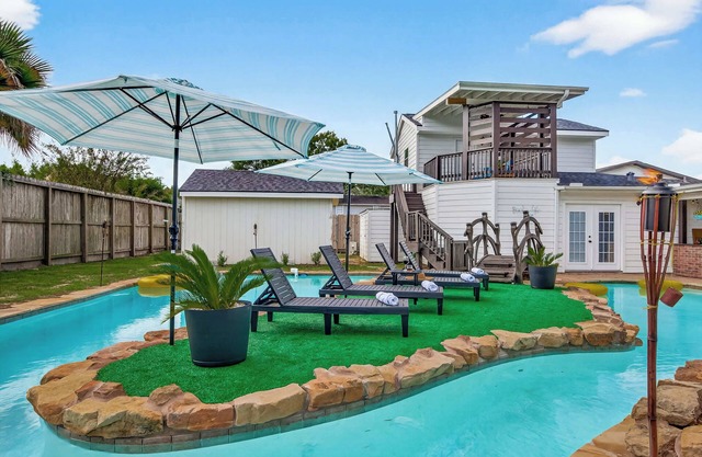 Luxury Stay Pool Firepit Game Room & BBQ