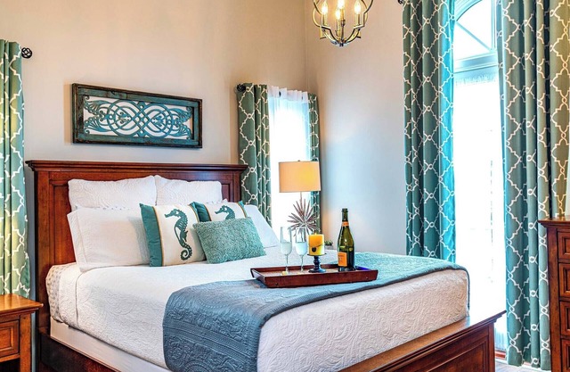 Luxury Studio w/no carpet-balcony-full kitchen-community pool & hot tub!