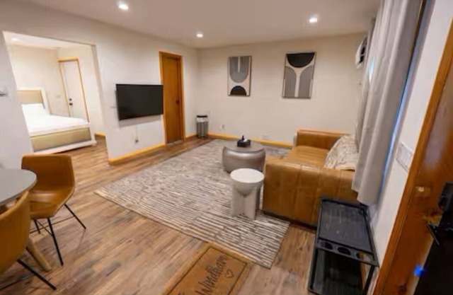 LUXURY SUITE WITH 2 FULL BEDS