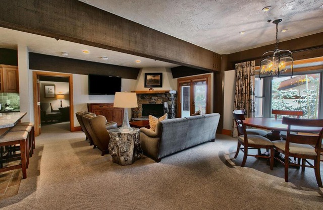 Luxury Three Bedroom Suite with Mountain Views and Hot Tub apartment hotel