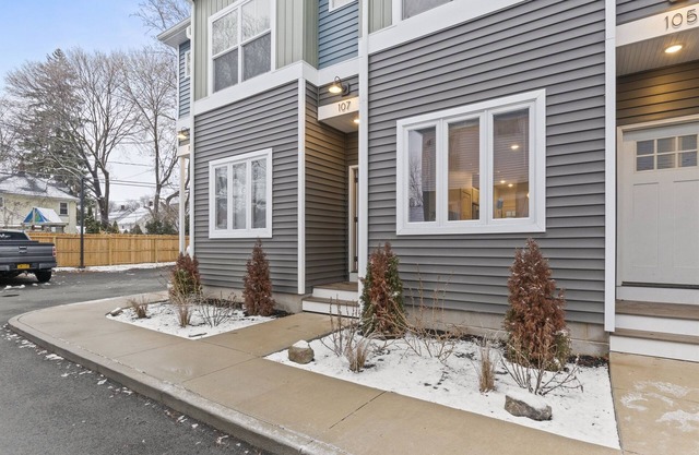 Luxury Townhome | 5 Mins-Roc Airport | WiFi