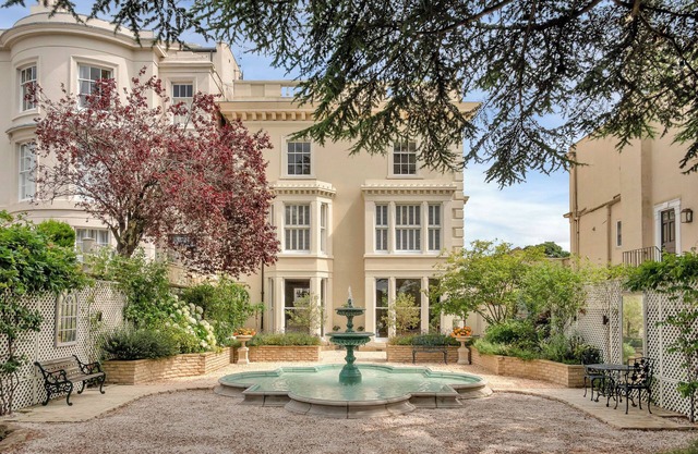 Luxury Villa - City Centre - Sleeps 13 - Parking