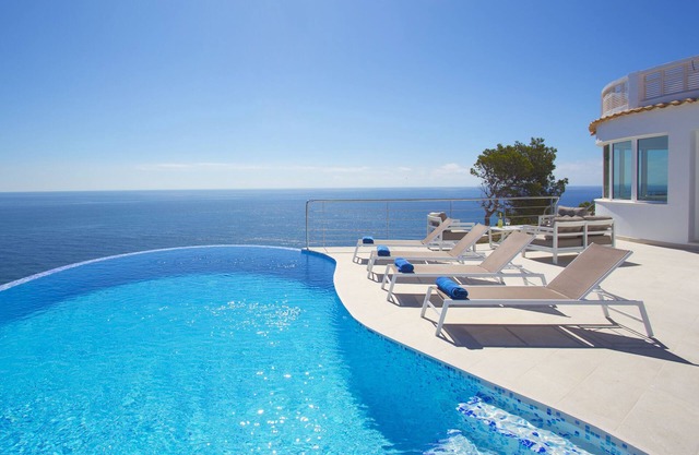 Luxury Villa front of the sea for 8 Persons