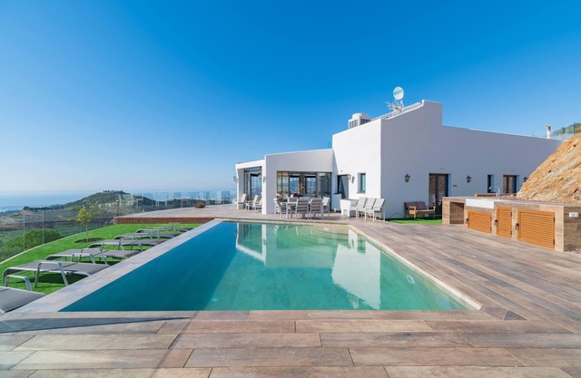 Luxury Villa in the Middle of the Sun-kissed Costa Tropical With Infinity Pool