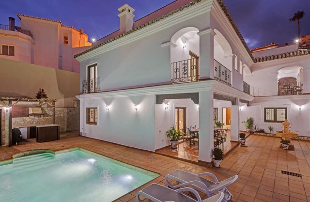 Luxury villa, pool table, hot tub, close amenities