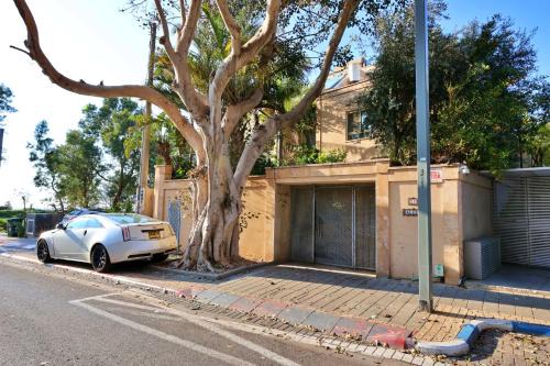 Luxury villa with a heated pool, Jakuzi and a sea view 70m from the beach