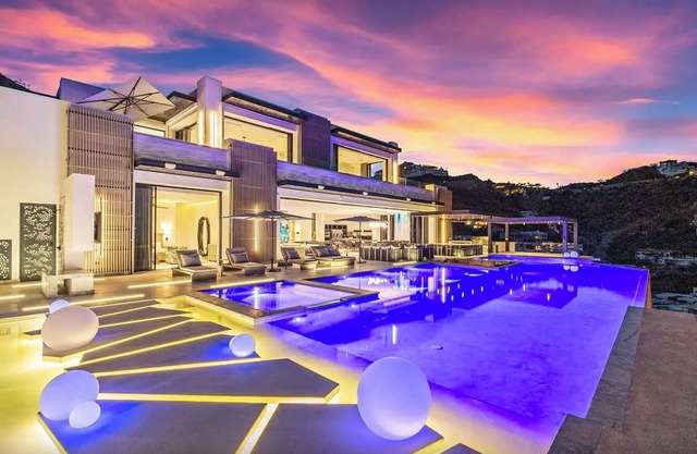 Luxury VIP Mansion Bartender, Chef, Maid included