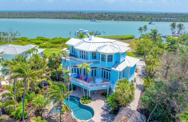 Luxury Waterfront Retreat in Captiva Island