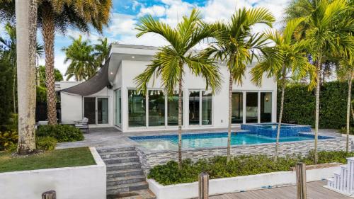 Luxury Waterfront Home w Pool Hot Tub Dock Near Las Olas Gulfstream