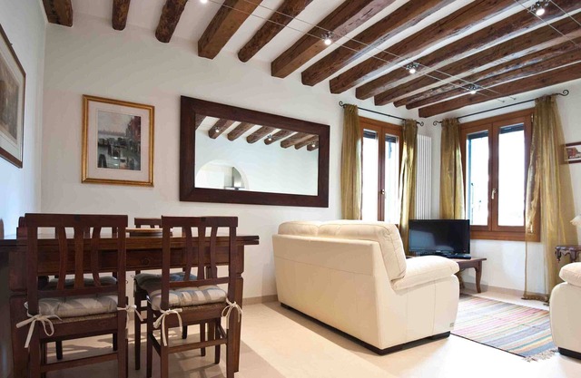 Luxury Waterside Apartment With Courtyard Garden