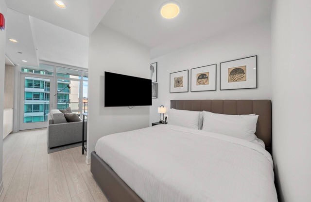 Luxury West Loop Suites: Your Chicago Stay with Modern Comfort & Resort Perks