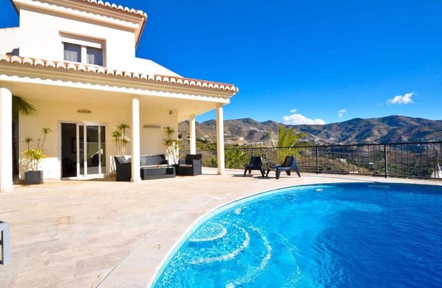 Luxuryvilla with pool and jacuzzi,BBQ and seaviews