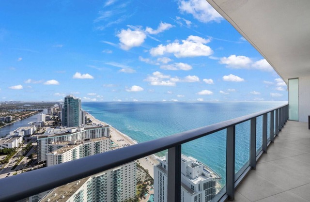 Lyfe Resort and residences, Ocean Front 35th floor, great views guaranteed!