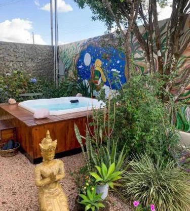 Macaw Suite- with Hot Tub for Singles or Couple!