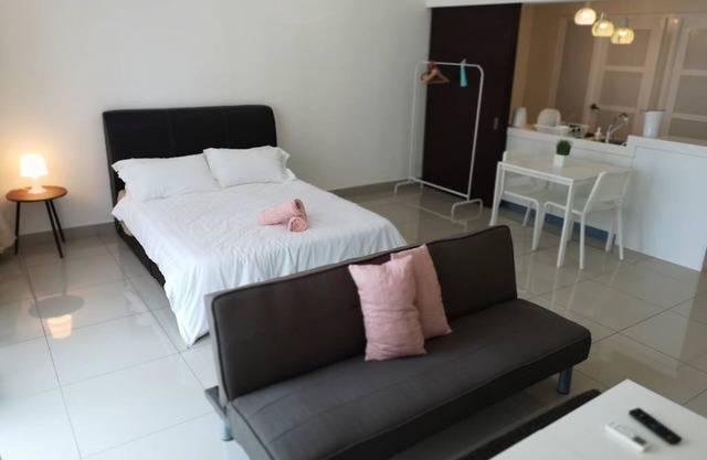 Machome GuestHome at Trefoil Setia City