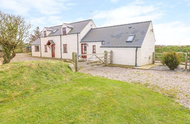 MAERDY CWTCH, family friendly, character holiday cottage in Solva