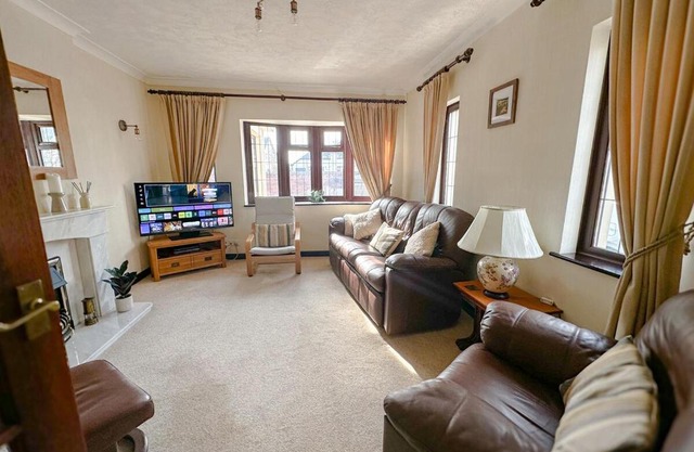 Maesllan - A Spacious Holiday Home in Porthcawl - 5 bedrooms, sleeps up to 10 people