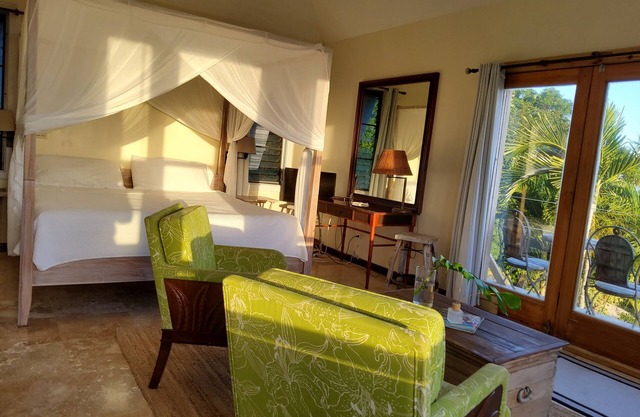 Magens Bay Beach 3 min Uphill drve to Rustic, Caribbean, indoor/outdoor cabin n
