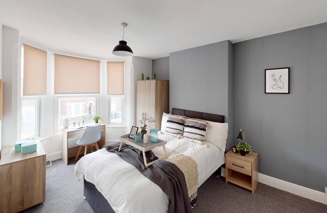 Magnificent 6-Bedroom Queen House in Beeston Awaits You!