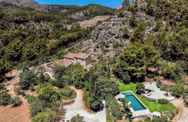 MAGNIFICENT 6BR - 7.5BA FINCA WITH HEATED POOL, JUST MINUTES TO PORT D' ANDRATX!