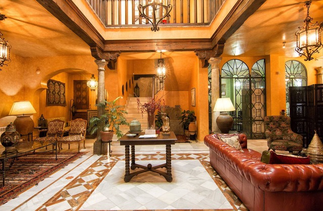 Magnificent and spacious Moorish house from 1525 in the Albaicín neighborhood.
