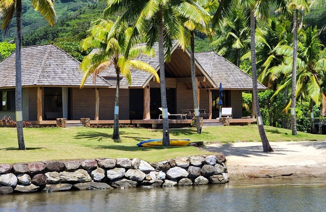 Magnificent seaside villa in the heart of a splendid estate. WIFI pool