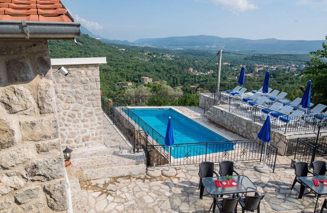 Magnificent Views, Large private terrace overlooking mountains, pool, sea 2km