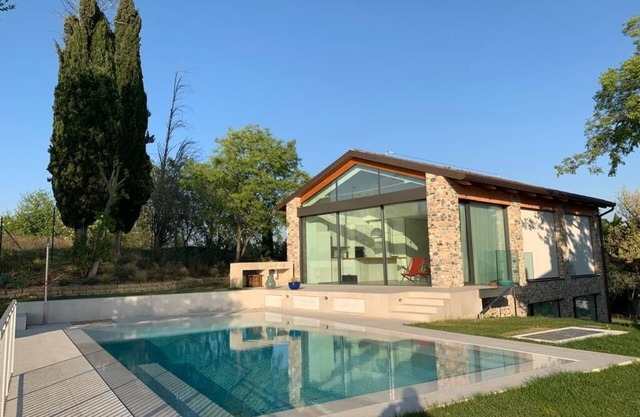 Magnificent villa with swimming pool. Breathtaking lake view