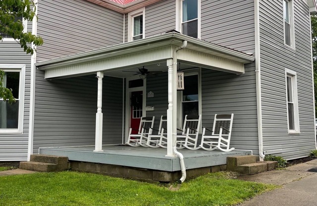 MAGNOLIA ON MAIN! Charming 4-bed, renovated century old home in Williamstown.