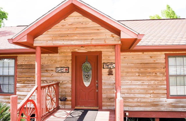 Magnolia Serenity Suite -Queen-Jetted Tub -Balcony